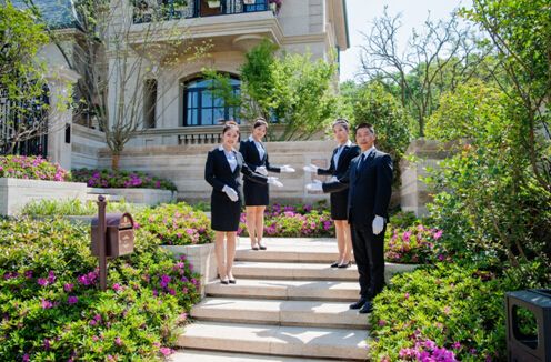  上海一小区新老物业交接爆发...